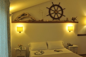 Classic Double Room | Premium bedding, minibar, in-room safe, desk - Hotel Villa Pimpina (Carloforte)