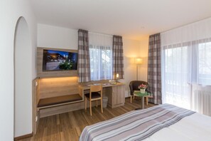 Meja kerja, Wi-Fi gratis, dan seprai linen