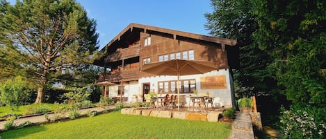 Vista frontal de la propiedad