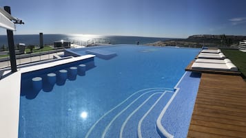 Piscina externa, guarda-sóis, espreguiçadeiras