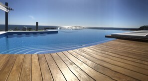 Utomhuspool, parasoller och solstolar