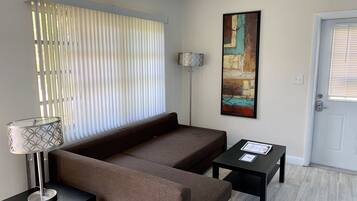 Standard-Ferienhaus, 2Â Schlafzimmer (2 Bedroom House 2) | Wohnzimmer | Flachbildfernseher