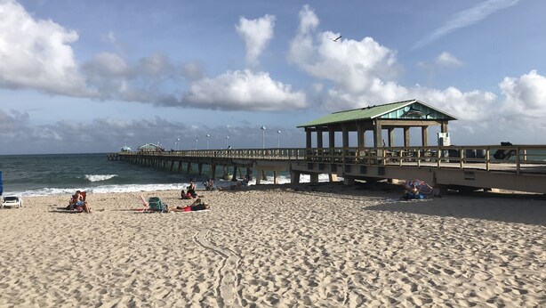 Beach nearby, white sand - Atlantic Beach & Harbor Resort (Lauderdale-by-the-Sea)