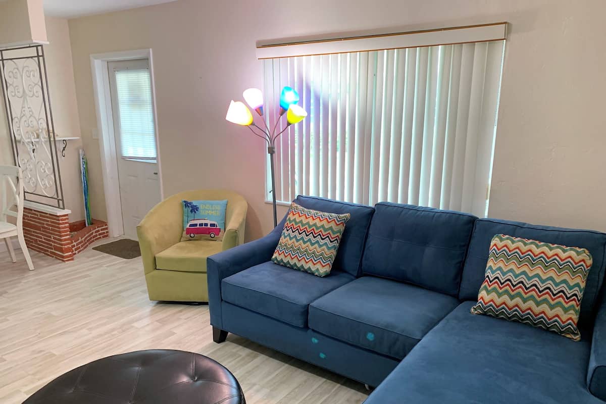 Standard Cottage, 2 Bedrooms (2 Bedroom House 4) | Living room | Flat-screen TV
