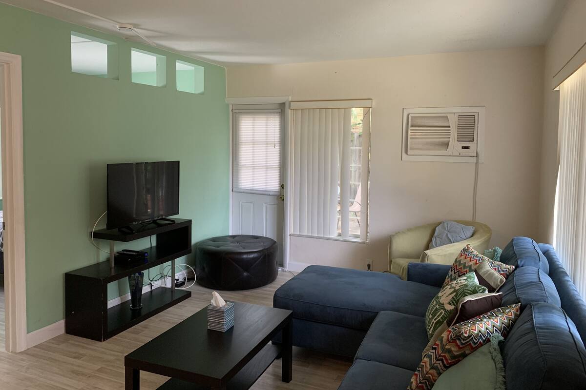 Standard Cottage, 2 Bedrooms (2 Bedroom House 3) | Living room | Flat-screen TV