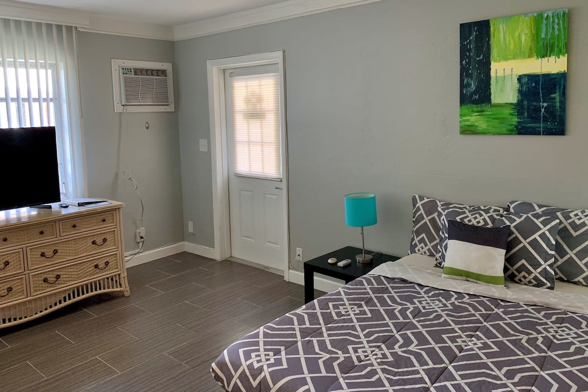 Standard Studio (Studio Apartment) | Living area | Flat-screen TV