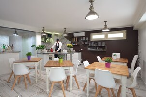 每日供应欧陆式早餐（每人 EUR 15）