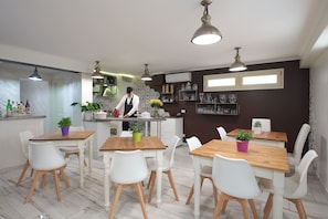 Petit déjeuner continental (15 EUR par personne)