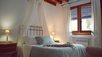 El Arriate Apartment | Individually decorated, individually furnished, laptop workspace