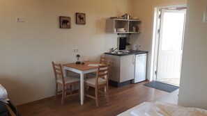 Frigorífico, placa de cocina, cafetera o tetera y hervidor eléctrico