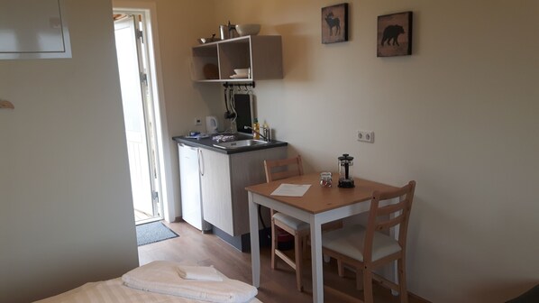 Fridge, stovetop, coffee/tea maker, electric kettle