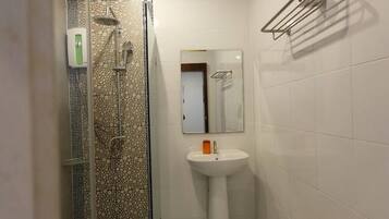 Ducha, artículos de tocador gratuitos, secador de pelo