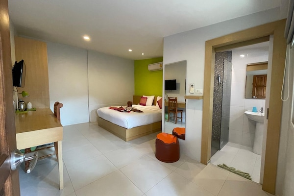 In-room safe, desk, free WiFi