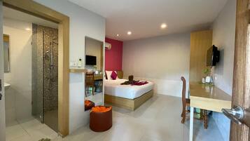 In-room safe, desk, free WiFi