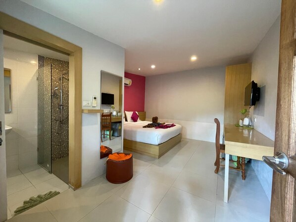 Peti besi dalam bilik, meja, Wi-fi percuma 