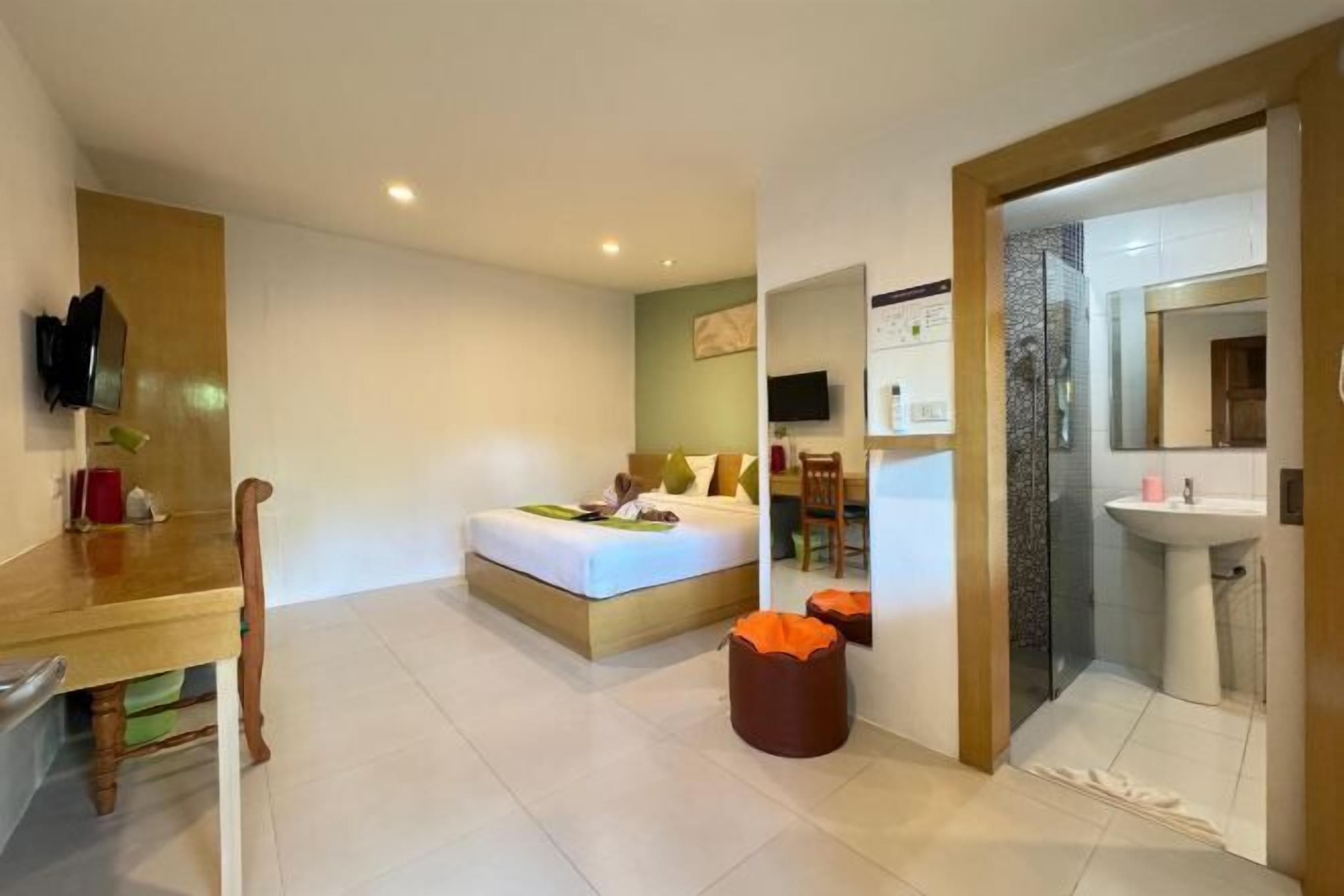 In-room safe, desk, free WiFi