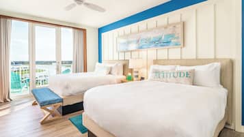 Chambre, 2 grands lits, accessible aux personnes à mobilité réduite, vue sur la piscine | Coffre-fort pour ordinateur portable, rideaux d’obscurcissement