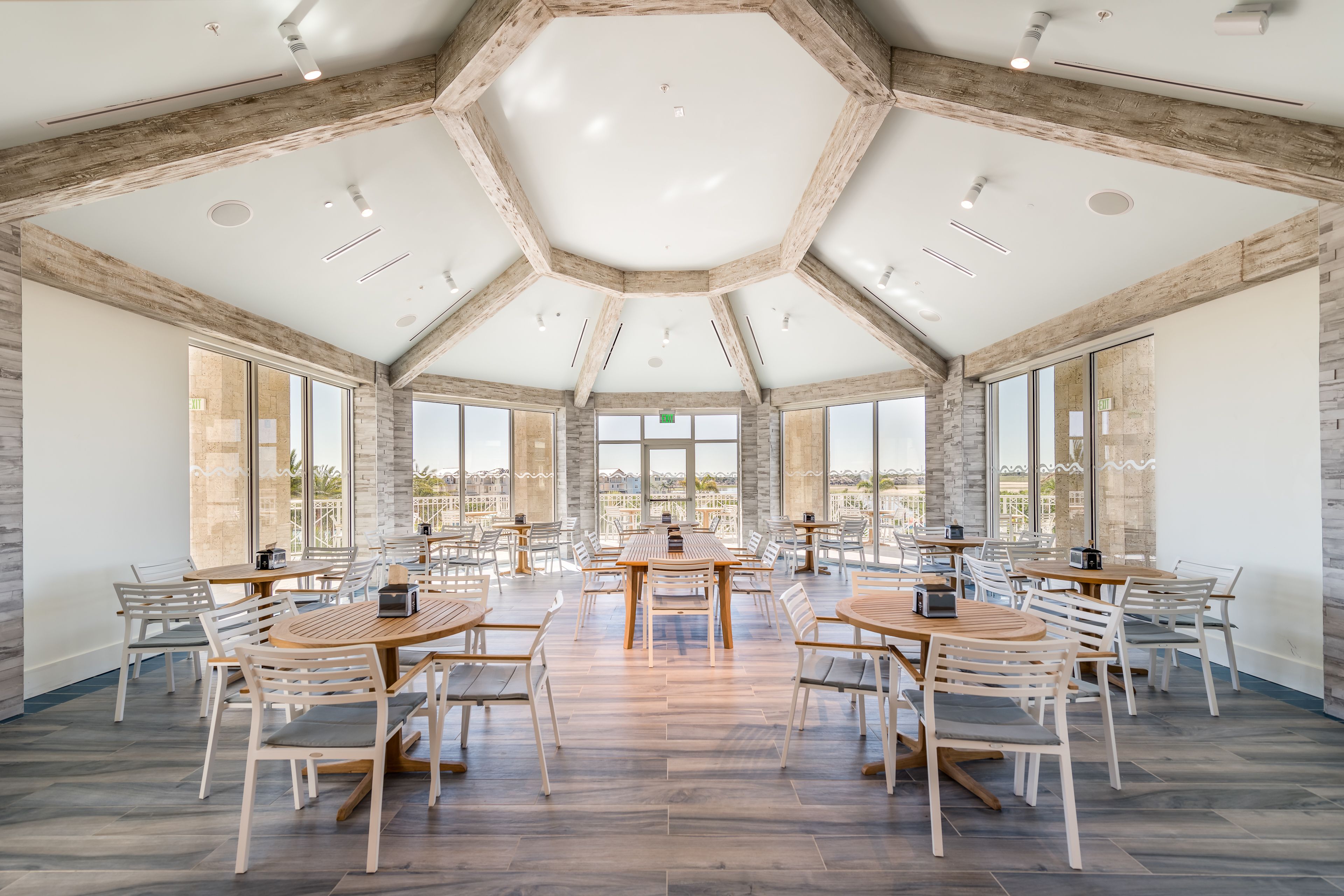 3 间餐厅，供应早餐、午餐和晚餐，海鲜