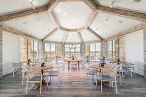 3 間餐廳,供應早餐、午餐和晚餐,海鮮