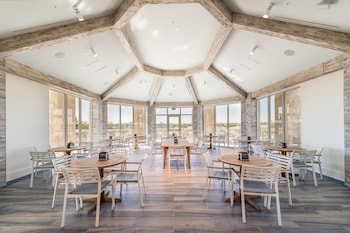 3 restaurants, breakfast, lunch, dinner served; seafood at Margaritaville Resort Orlando with H2O Waterpark