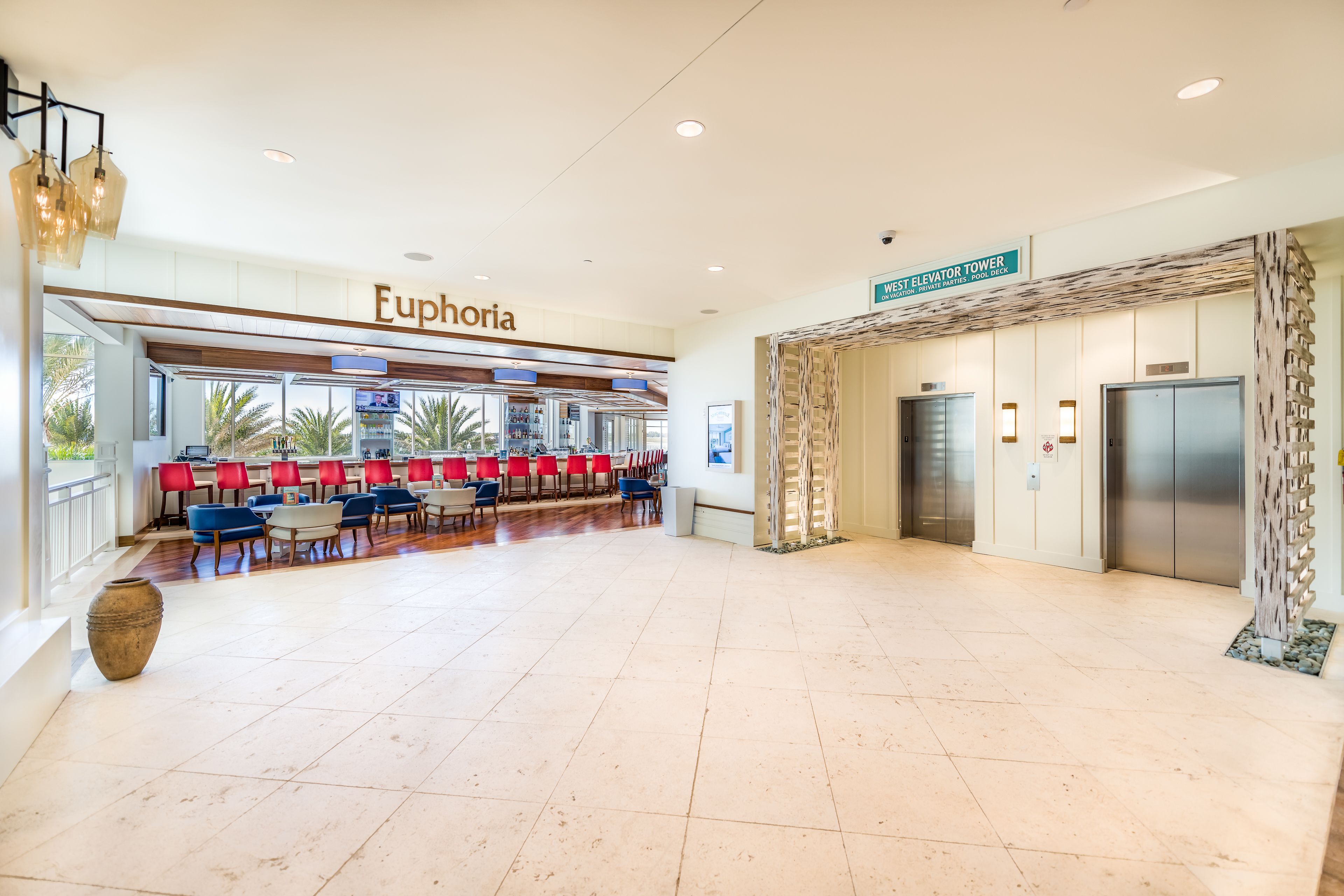 3 restaurants, breakfast, lunch, dinner served; seafood