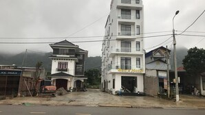 A multi-story building with a sign for "Ben's Hotel" on the ground floor. - Ben's Hotel (Thao Nguyen)