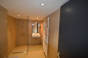 Dusche, kostenlose Toilettenartikel, Haartrockner, Handtücher