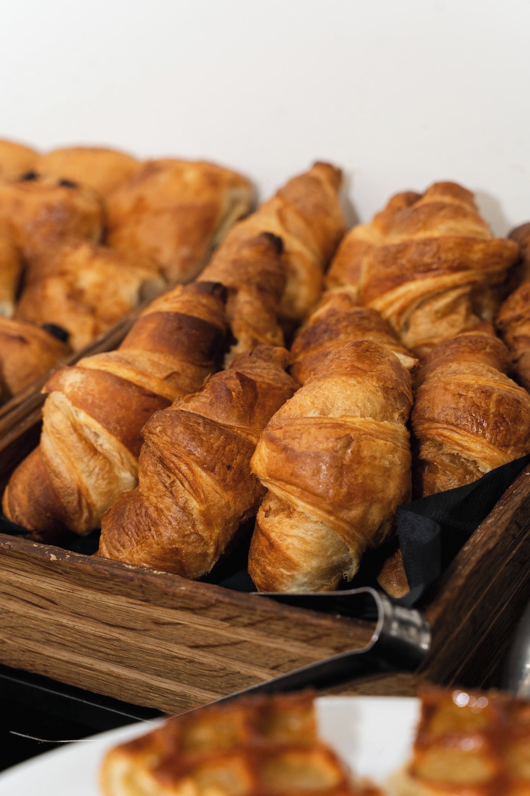 Une assiette de croissants.