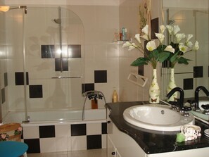 Luxe villa, 4 slaapkamers, privézwembad, aan het zwembad | Badkamer | Een douche, een regendouche, een haardroger, een bidet