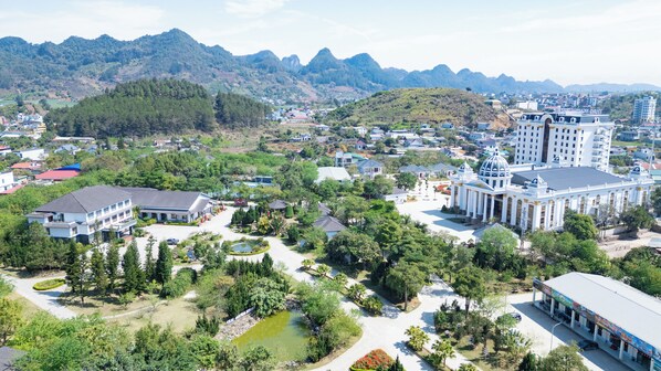 Vista frontal de la propiedad