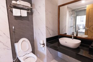 Habitación doble superior | Baño | Regadera, amenidades de baño gratuitas, secadora de cabello, batas