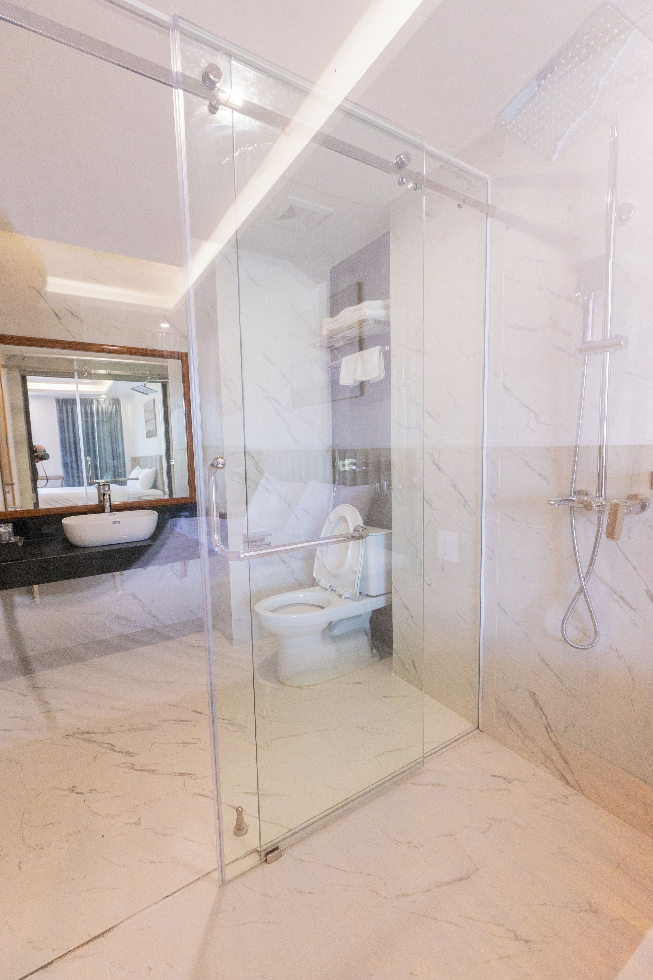 Een douche, gratis toiletartikelen, een haardroger, badjassen