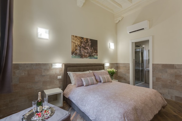 Habitación triple Deluxe | Ropa de cama de alta calidad y minibar 