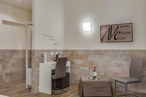 豪華三人房 | 高級寢具、迷你吧、房內夾萬、書桌