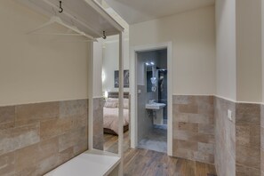 Habitación triple Deluxe | Ropa de cama de alta calidad, minibar, caja fuerte y escritorio