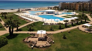 Un complexe hôtelier doté de plusieurs piscines, d’une plage et d’un ensemble de bâtiments.