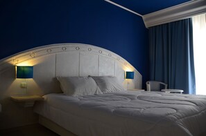 Deluxe Triple Room | Minibar, in-room safe, desk, bed sheets
