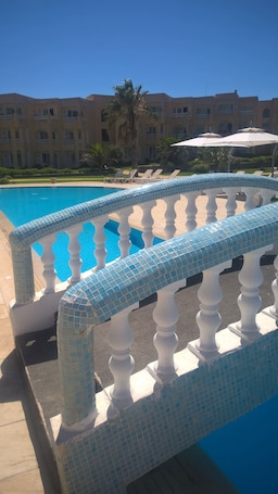 Una piscina techada, 3 piscinas al aire libre, camas de piscina gratis