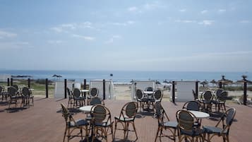 2 restaurantes; se sirven desayunos y cocina local e internacional