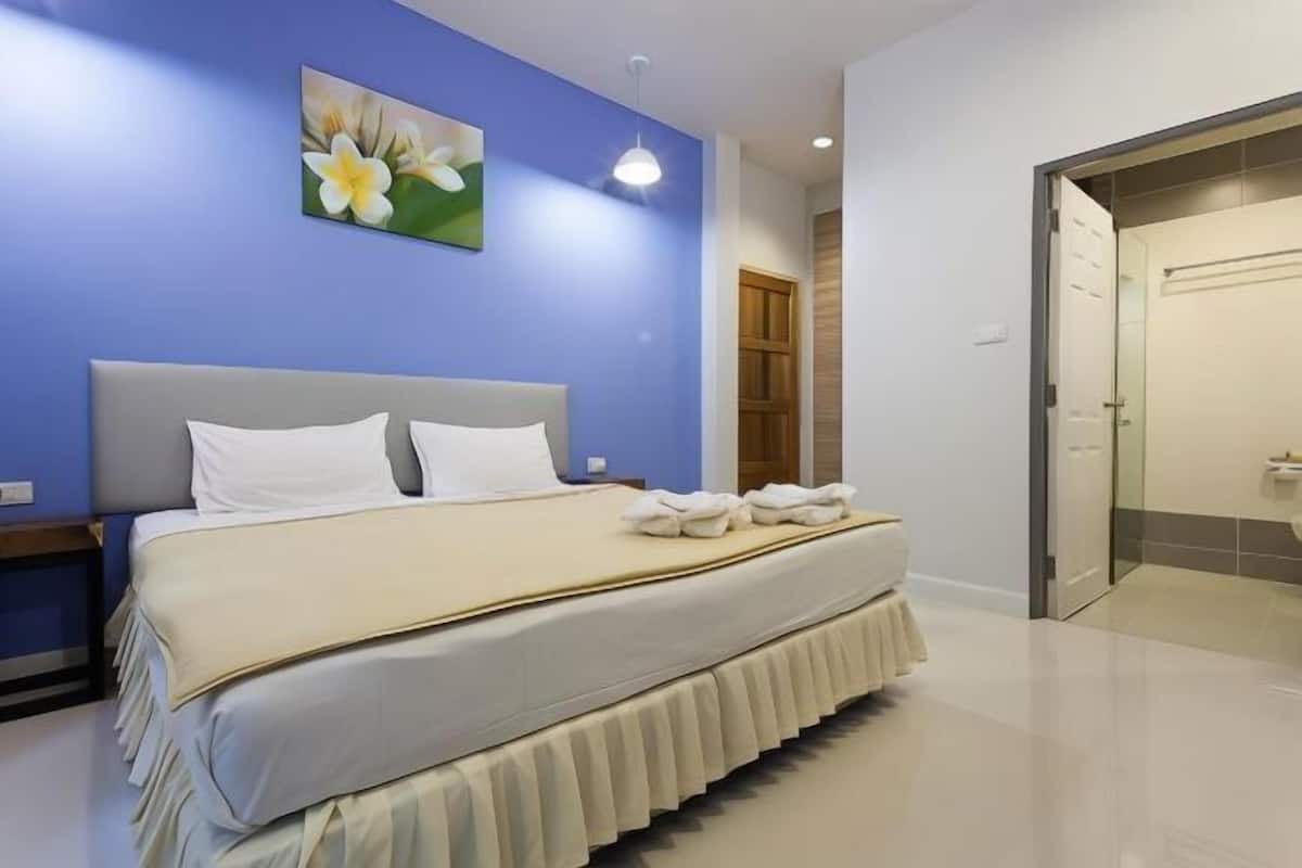 In-room safe, WiFi (free), bed sheets