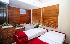 Un sauna, una bañera de hidromasaje, baño turco