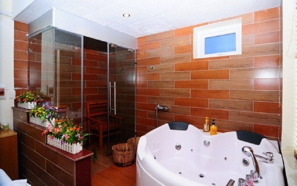 Toalettartikler (inkludert), hårføner, tøfler og håndklær