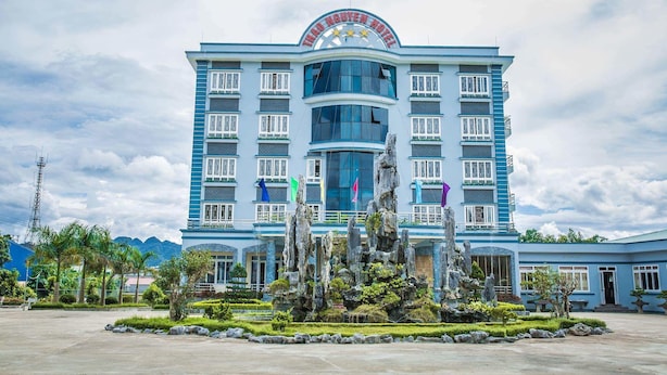 A hotel with a modern design, featuring a central glass facade and multiple balconies. - Thao Nguyen Hotel (Thao Nguyen)