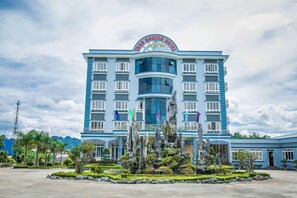 Front of property - Thao Nguyen Hotel (Moc Chau)