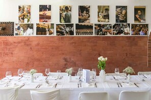 Middag serveres, lokale retter