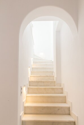 Romantische villa, 2 slaapkamers, keuken, aan het zwembad | 1 slaapkamer, luxe beddengoed, een kluis op de kamer, geluiddichte muren