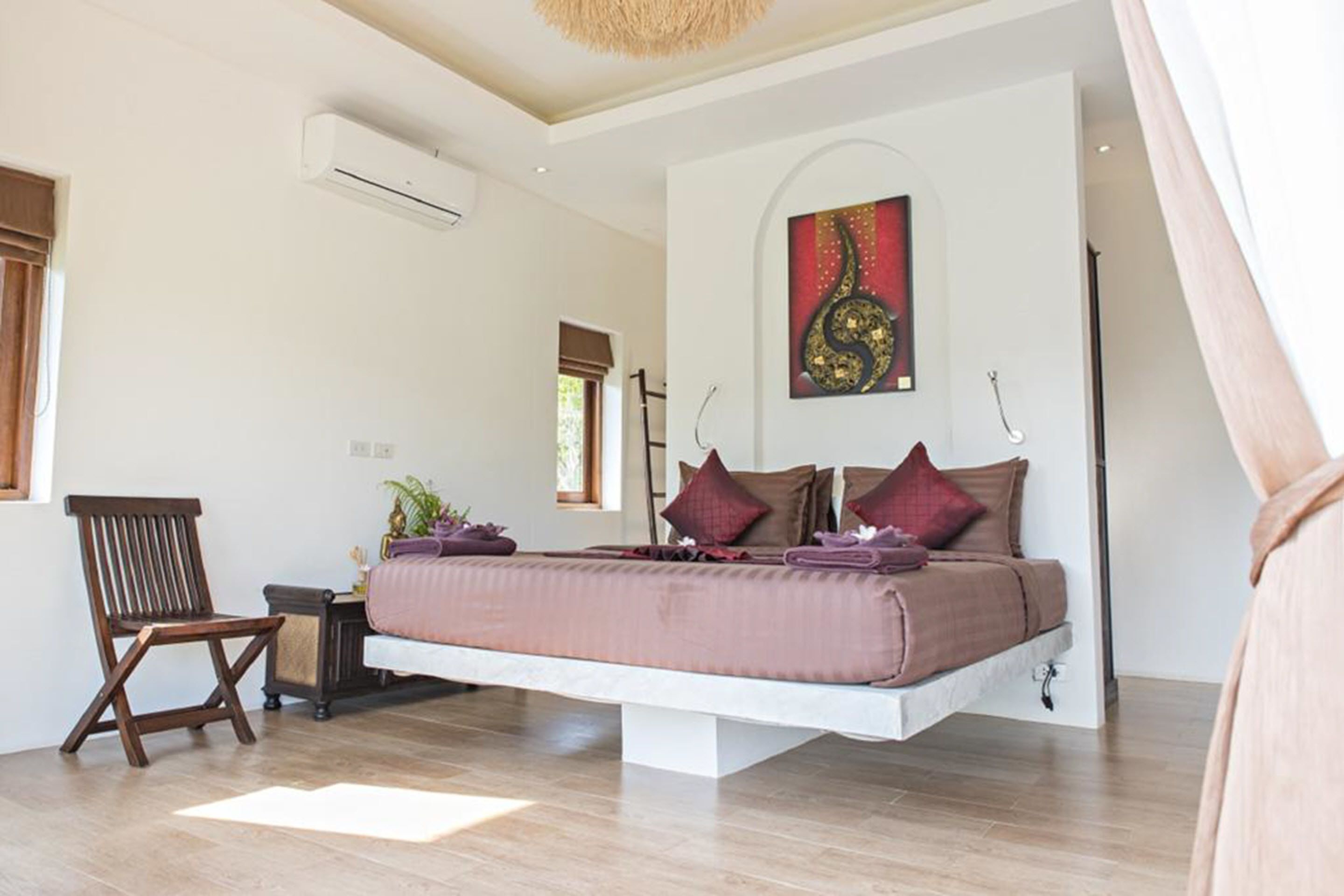 Frigobar, cofres nos quartos, escrivaninha, cortinas blackout