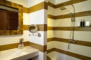 Douche, articles de toilette gratuits, sĂšche-cheveux, peignoirs