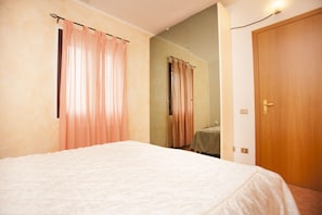 Comfort-Apartment, 3 Schlafzimmer, Terrasse, zum Garten hin | 1 Schlafzimmer, Bügeleisen/Bügelbrett, Zustellbetten, Bettwäsche