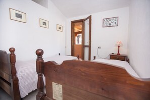 1 habitación y tabla de planchar con plancha 